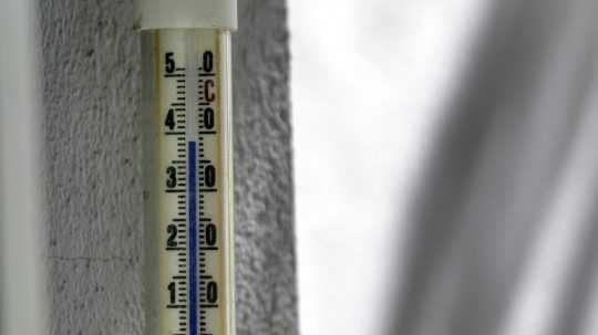 Na ilustračnej snímke teplota 38° Celzia na exteriérovom teplomere.