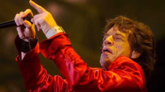 Britský spevák, hudobník, skladateľ Mick Jagger oslavuje 80 rokov.