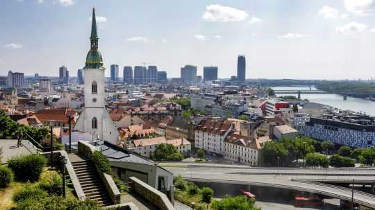 Na snímke pohľad na panorámu hlavného mesta SR z Bratislavského hradu.