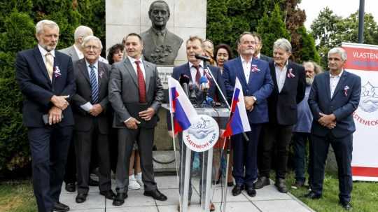 Predseda mimoparlamentného hnutia Vlastenecký blok Ivan Stanovič (uprostred) predstavuje kandidátku.