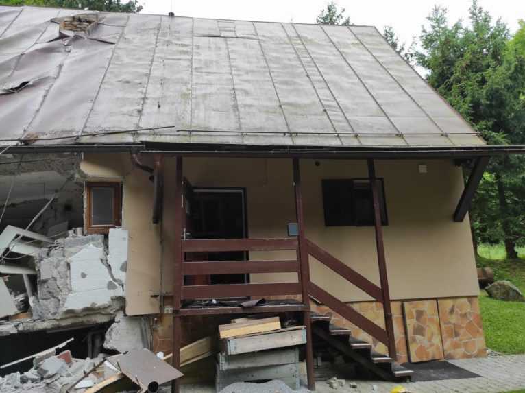 Pri Prievidzi vybuchla v chate plynová bomba. Medzi zranenými je aj sedem detí