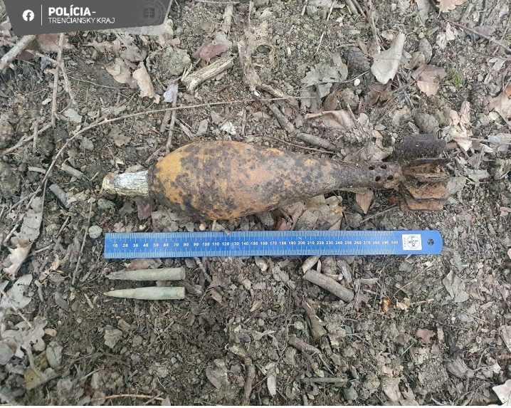 Pri zbere hríbov pri Trenčíne našla policajtka muníciu z druhej svetovej vojny