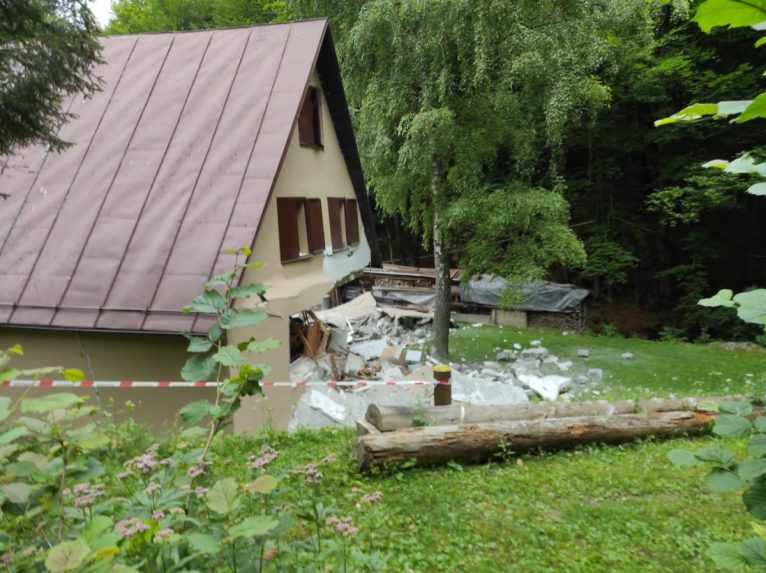 Pri Prievidzi vybuchla v chate plynová bomba. Medzi zranenými je aj sedem detí