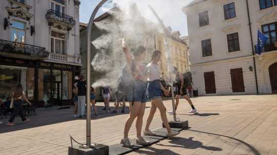 Rozprašovač vodnej hmly počas tropických teplôt v uliciach hlavného mesta Bratislava.