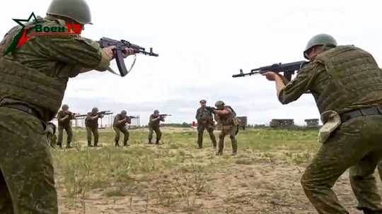 Bieloruskí vojaci sa zúčastňujú na výcviku žoldnierov z Vagnerovej skupiny pri bieloruskej obci Tsel.