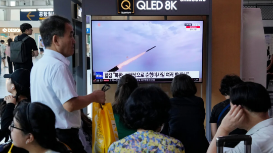 Na ilustračnej snímke správy na železničnej stanici v Soule informujú o ďalších severokórejských raketových testoch.