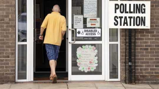 Muž prichádza do volebnej miestnosti počas doplňovacích volieb 20. júla 2023 v Selby.