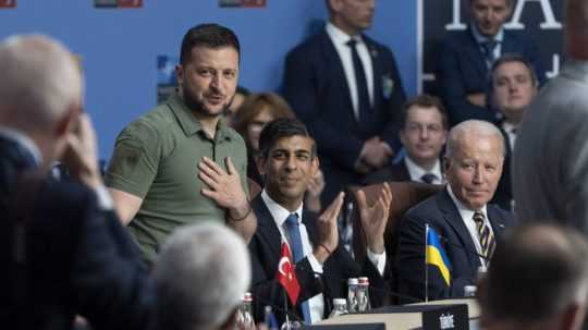 Na snímke uprostred je ukrajinský prezident Volodymyr Zelenskyj počas samitu NATO vo Vilniuse.