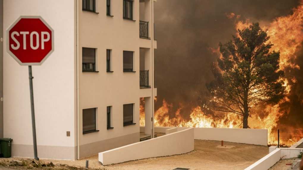 Požiar v Chorvátsku pohltil autá aj domy. Hasiči ho dostali pod kontrolu, jadranská magistrála je opäť priechodná