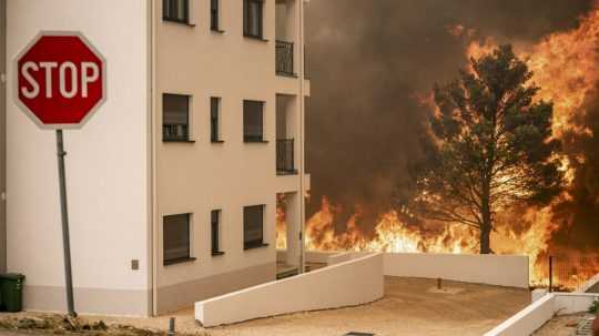 Požiar, ktorý sa rozšíril k budovám v chorvátskej obci Grebaštica.
