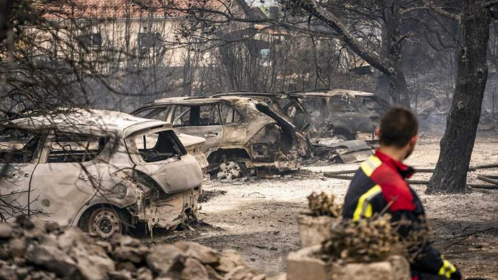 Požiar v Chorvátsku pohltil autá aj domy. Hasiči ho dostali pod kontrolu, jadranská magistrála je opäť priechodná