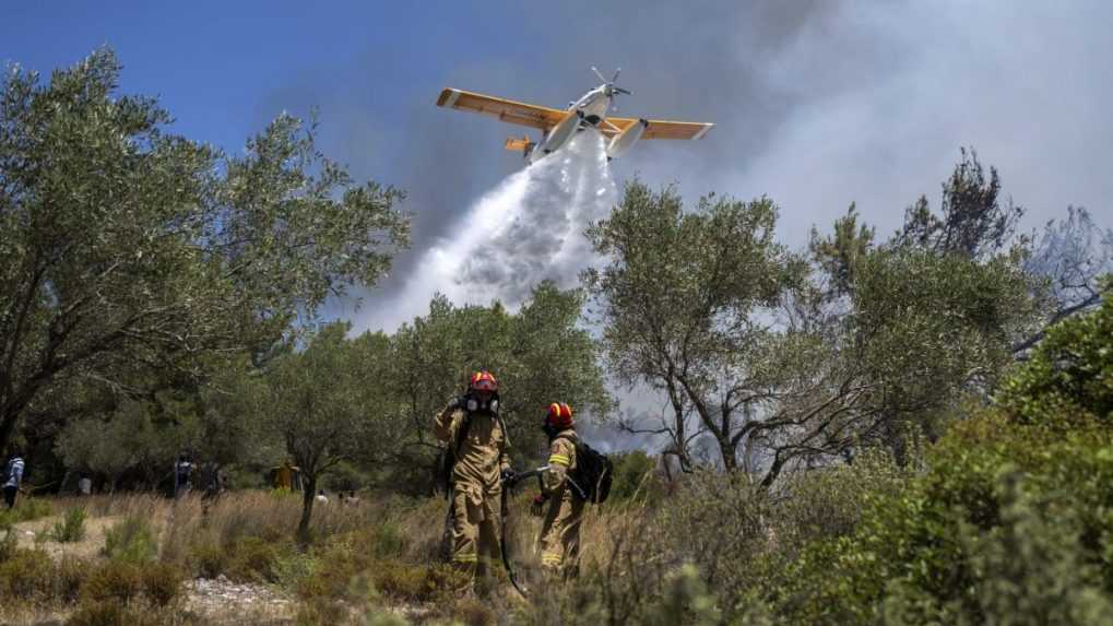 Lesný požiar v Grécku spôsobil výbuch muničného skladu, úrady nariadili evakuácie