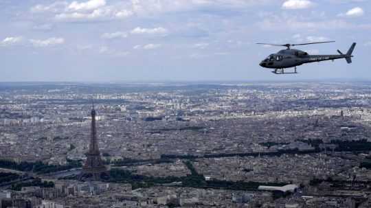 Vojenský vrtuľník lieta ponad Paríž počas príprav na Deň dobytia Bastily.