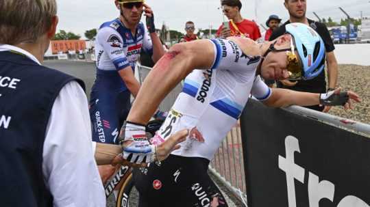Holandský cyklista Fabio Jakobsen odstúpil z prebiehajúcej Tour de France pred štartom štvrtkovej 12. etapy.