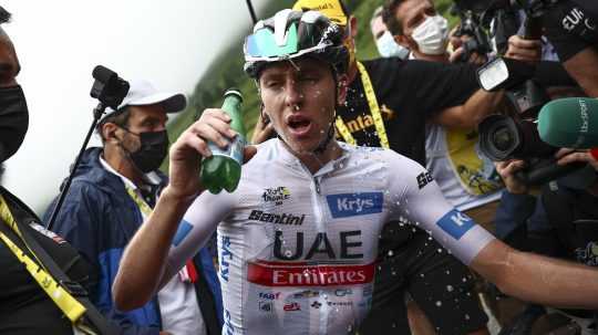 Tadej Pogačar sa osviežuje v cieli po jeho víťazstve v 6. etape 110. ročníka Tour de France.