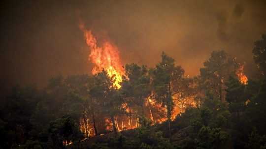 Na snímke lesný požiar na gréckom ostrove Rodos v sobotu 22. júla 2023.