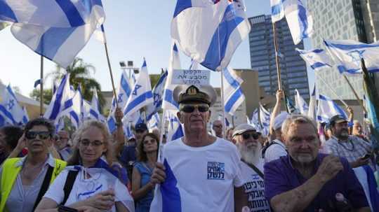 Na ilustračnej snímke stovky izraelských záložníkov v stredu 19. júla 2023 vyšli na protestný pochod ulicami Tel Avivu.