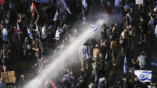 Izraelská polícia použila proti demonštrantom aj vodné delá.