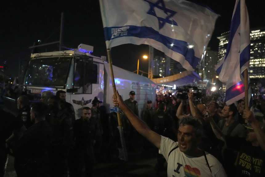Izrael vstupuje do občianskej vojny, tvrdí izraelský expremiér. Médiá píšu o čiernom dni pre demokraciu