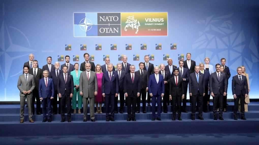 Hlavy štátov a predsedovia vlád NATO pózujú počas skupinovej fotografie na samite NATO vo Vilniuse.