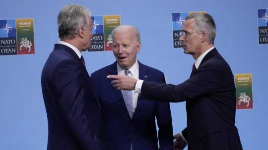 Na snímke sa prezident USA Joe Biden (v strede) rozpráva s generálnym tajomníkom NATO Jensom Stoltenbergom (vpravo) a prezidentom Litvy Gitanasom Nausedaom (vľavo).