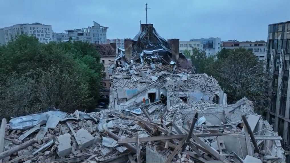 Zelenskyj po útoku na Ľvov prisľúbil „silnú reakciu.“ Raketový útok v meste zasiahol civilnú budovu