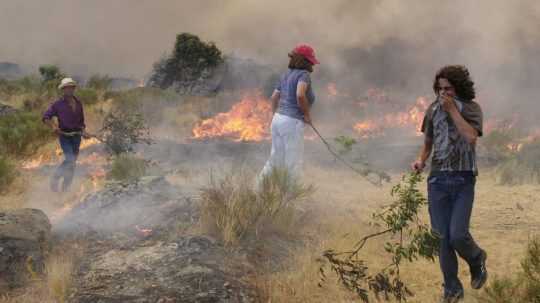 Archívna snímka lesného požiaru v Španielsku.