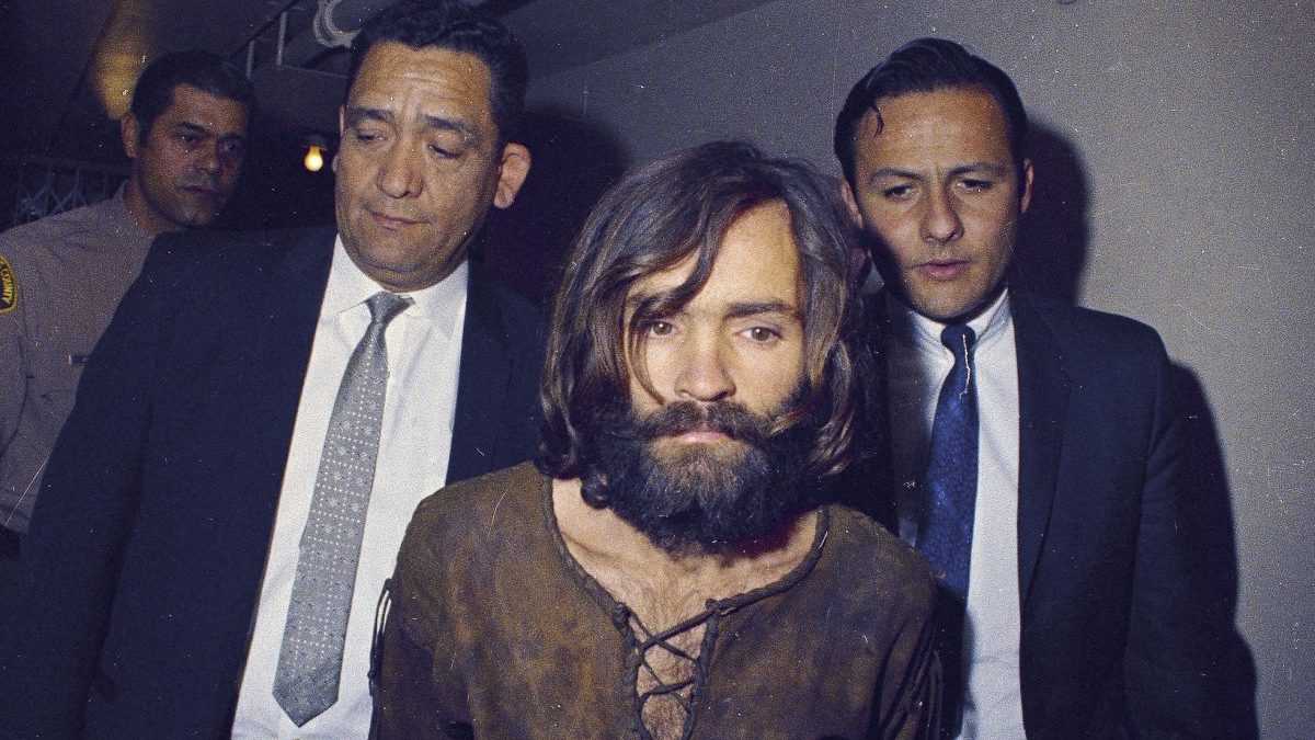 Charlesa Mansona eskortujÃƒÂº na jeho obvinenie v sÃƒÂºvislosti s prÃƒÂ­padom vraÃ…Â¾dy Sharon Tateovej v Los Angeles v roku 1969.
