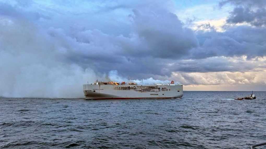 Ochranári sa obávajú znečistenia v prípade potopenia horiacej nákladnej lode pri holandskom pobreží