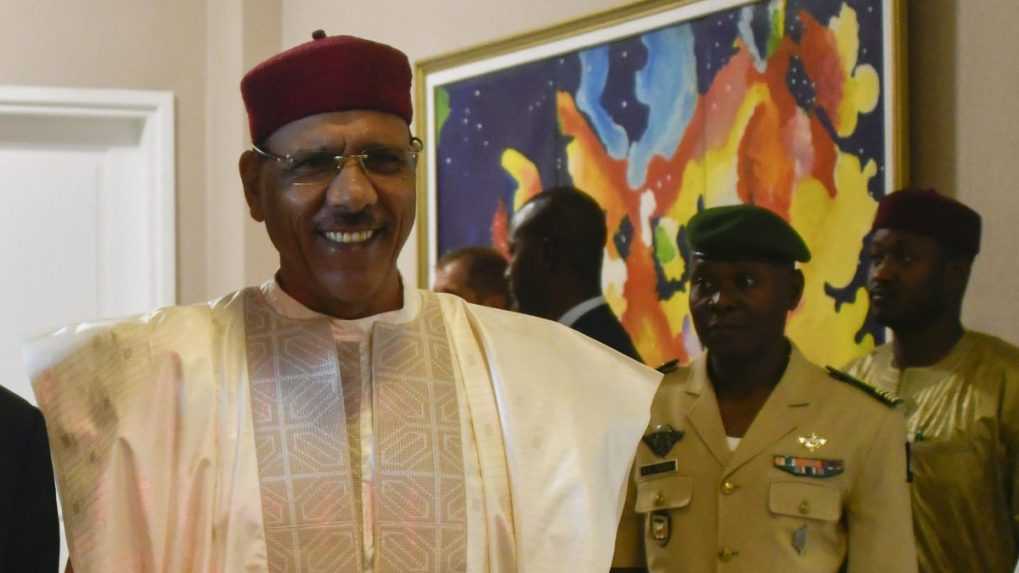 Nigerského prezidenta zajali elitní vojaci. OSN a EÚ žiadajú o jeho prepustenie
