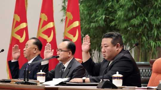 Na snímke v popredí je severokórejský líder Kim Čong-un.