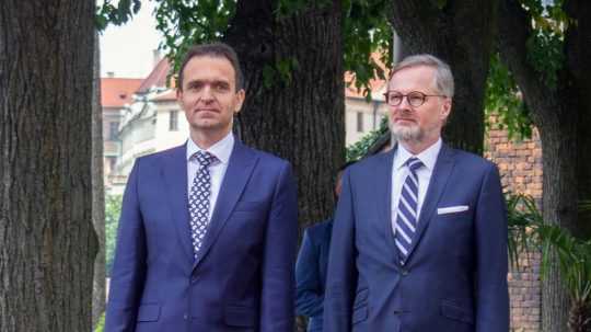 Na snímke český premiér Petr Fiala (vpravo) prijal v Kramářovej vile slovenského premiéra Ľudovíta Ódora v rámci jeho prvej oficiálnej zahraničnej návšteve Českej republiky 4. júla 2023 v Prahe.