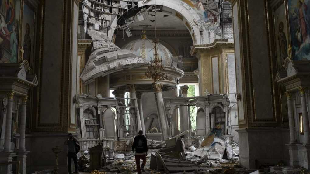 Zelenskyj navštívil Rusmi zničenú katedrálu v centre Odesy