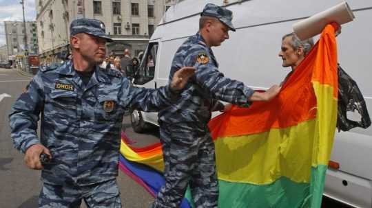 Na archívnej snímke ruskí policajti zatýkajú aktivistov za práva LGBT+ komunity v Moskve.