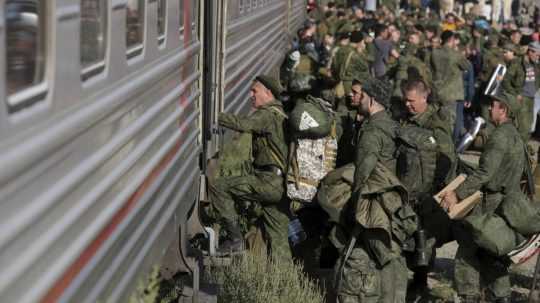 Ruskí regrúti nastupujú do vlaku na železničnej stanici v Prudboji.