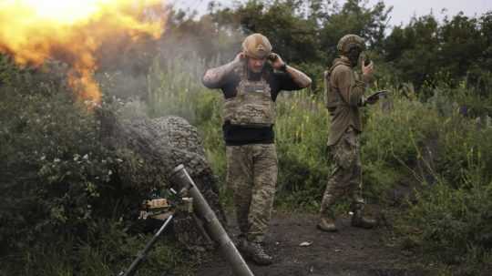 Na snímke ukrajinskí vojaci.