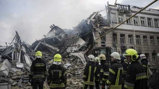 Na ilustračnej snímke hasiči pracujú na mieste zničenej budovy po ruskom raketovom útoku v ukrajinskej Odese 20. júla 2023.