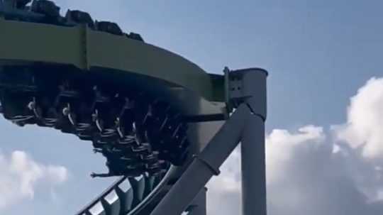Snímka obrazovky z videa jazdy na horskej dráhe Fury 325.
