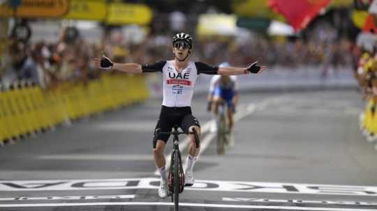 Adam Yates víťazom prvej etapy na Tour de France
