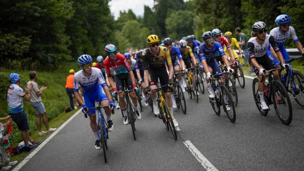 Tour de France: Fanúšikovia zahádzali trať špendlíkmi. Viacero cyklistov dostalo defekt