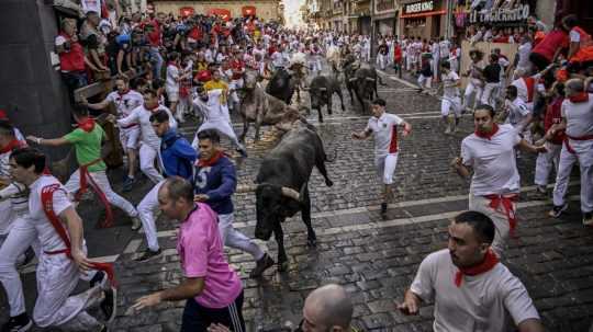 Ľudia utekajú pred býkmi v Pamplone 8. júla 2023.