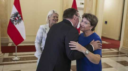 Napravo švajčiarska ministerka obrany Viola Amherdová víta nemeckého ministra Borisa Pistoriusa. V pozadí rakúska ministerka obrany Klaudia Tannerová.