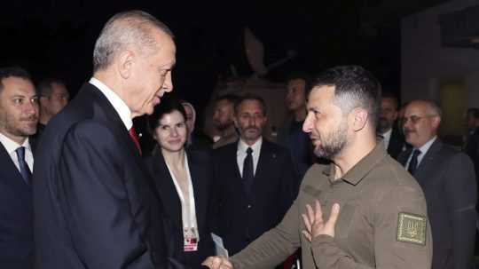 Turecký prezident Recep Tayyip Erdogan (vľavo) víta ukrajinského prezidenta Volodymyra Zelenského.