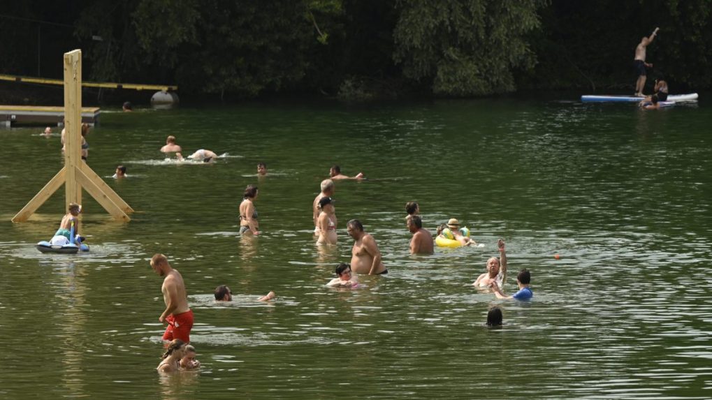 Kúpanie v jazere pri Novom Meste nad Váhom je nebezpečné. Vzorky preukázali vysoké množstvo baktérií