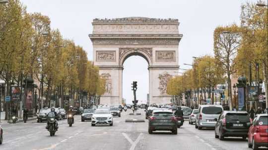 Autá pred Víťazným oblúkom v Paríži.
