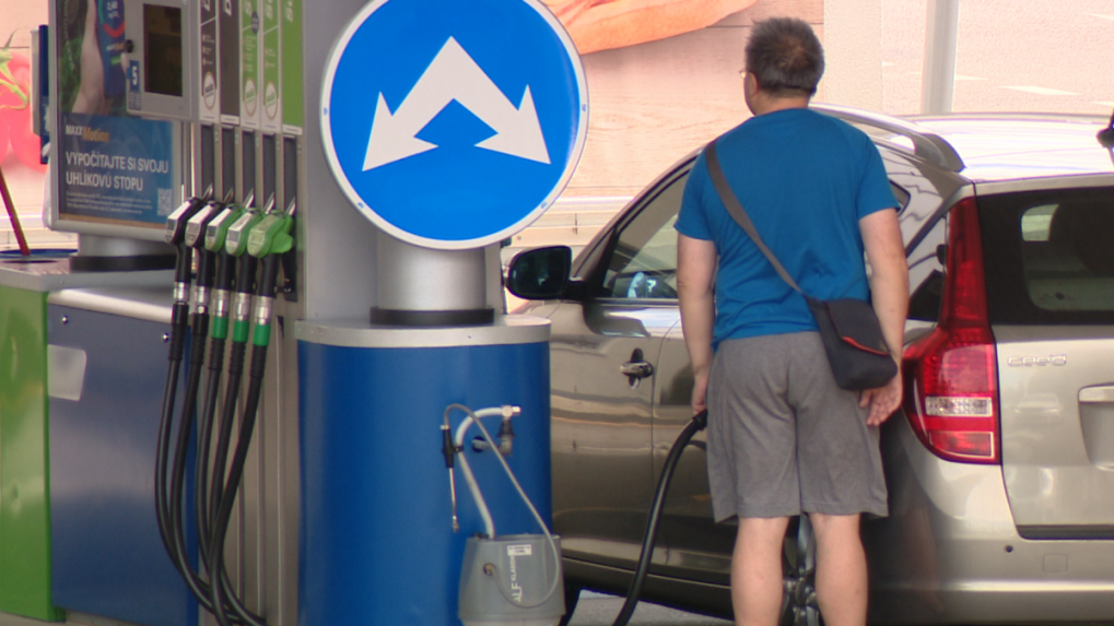 Ceny na čerpacích staniciach opäť rastú a zlacňovanie benzínu je zatiaľ v nedohľadne, tvrdia analytici