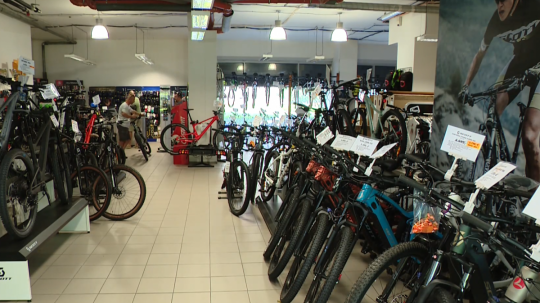 Ilustračná snímka obchodu s bicyklami.