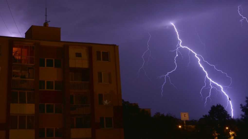 Večer môžu Slovensko zasiahnuť intenzívne búrky. SHMÚ varuje pred silným dažďom a krupobitím