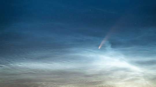 Snímka meteoru na oblohe.