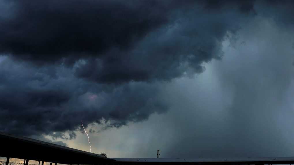 Krúpy, nárazy vetra a prudký lejak: Pozor na búrky, platia výstrahy
